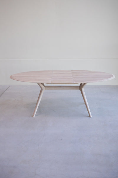 NordicStory Carmen extending dining table in solid oak wood