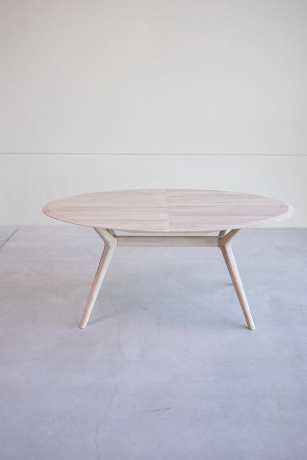 NordicStory Carmen extending dining table in solid oak wood