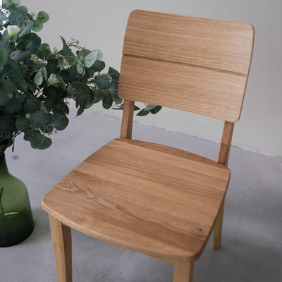 NordicStory Pack of solid oak dining chairs from the Mauritz collection Nordic furniture with a modern oak design.