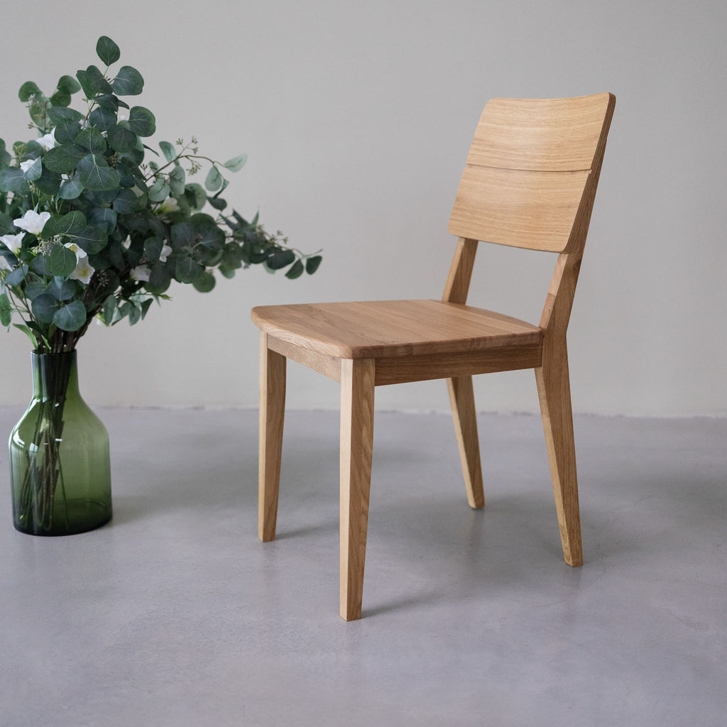 NordicStory Pack of solid oak dining chairs from the Mauritz collection Nordic furniture with a modern oak design.