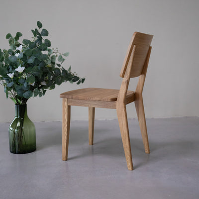 NordicStory Pack of solid oak dining chairs from the Mauritz collection Nordic furniture with a modern oak design.