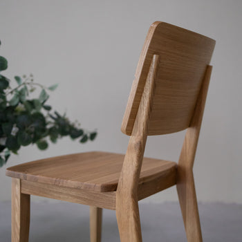 NordicStory Pack of solid oak dining chairs from the Mauritz collection Nordic furniture with a modern oak design.