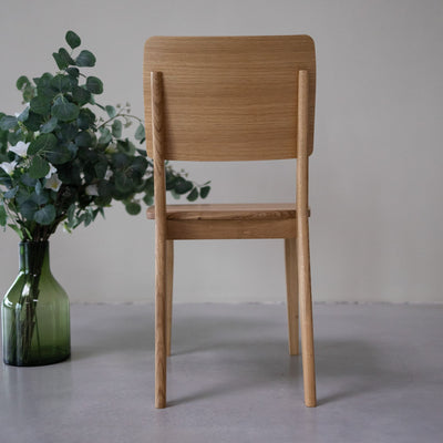 NordicStory Pack of solid oak dining chairs from the Mauritz collection Nordic furniture with a modern oak design.