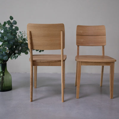 NordicStory Pack of solid oak dining chairs from the Mauritz collection Nordic furniture with a modern oak design.