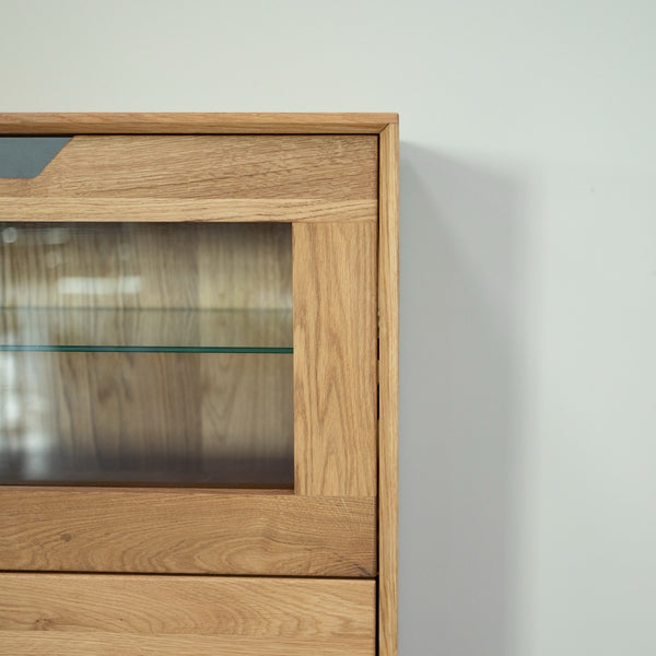 NordicStory Bremen 3 oak solid wood display cabinet, 124 x 38 x 134 cm.