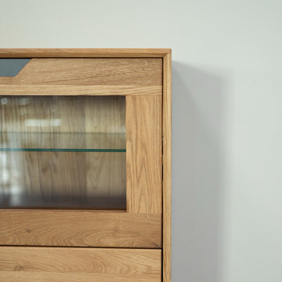 NordicStory Bremen 3 oak solid wood display cabinet, 124 x 38 x 134 cm.