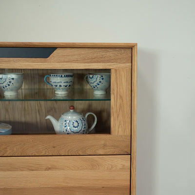 NordicStory Bremen 3 oak solid wood display cabinet, 124 x 38 x 134 cm.