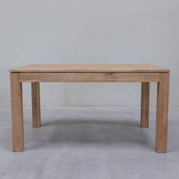 Extendable dining table in solid oak L2