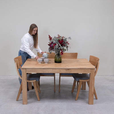 Extendable dining table in solid oak L2