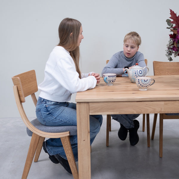 Extendable dining table in solid oak L2