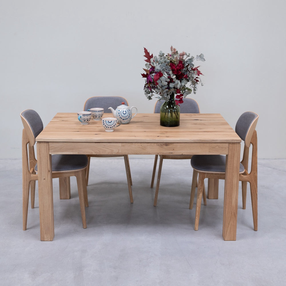 Extendable dining table in solid oak L2