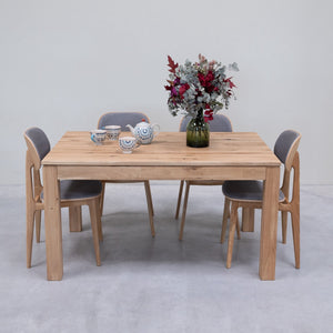 Extendable dining table in solid oak L2
