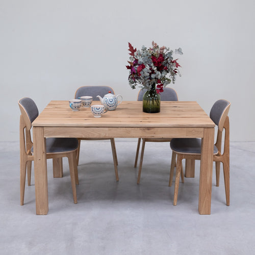 Extendable dining table in solid oak L2