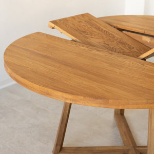 NordicStory Extending dining table in solid oak MOBY