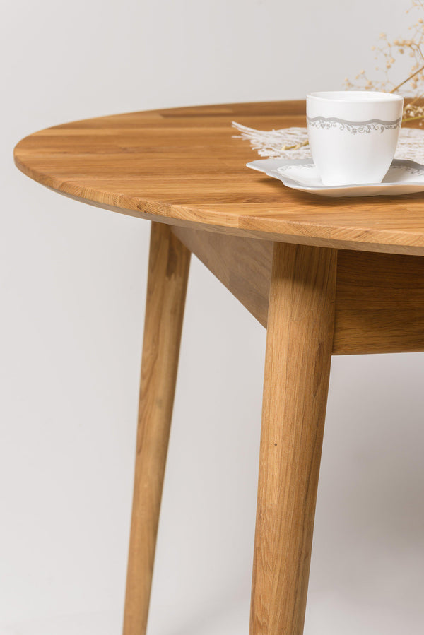 NordicStory Round dining table in solid oak wood 
